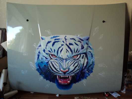 рисунок белого тигра на капоте Волги ГАЗ-24